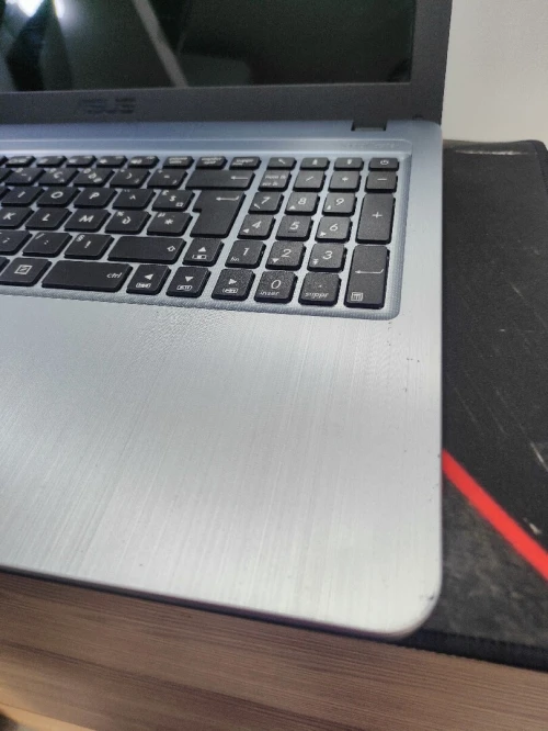 Asus vivobook celeron n3050 4gb ssd256gb NVIDIA 