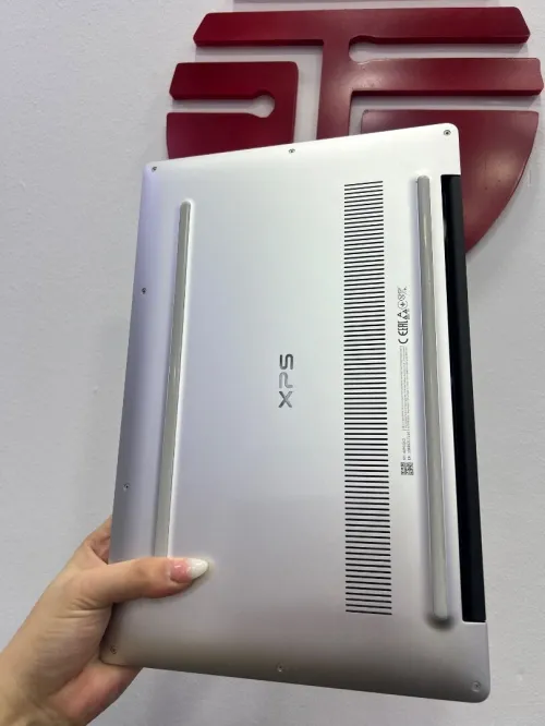 DELL XPS 13 i7 8em ram 8gb nvme 256gb intel hd