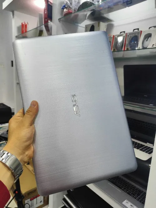 Asus vivobook celeron n3050 4gb ssd256gb NVIDIA 