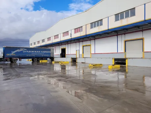Equipement de quai / porte industrielle / Sas d'étanchéité / niveleur de quai  