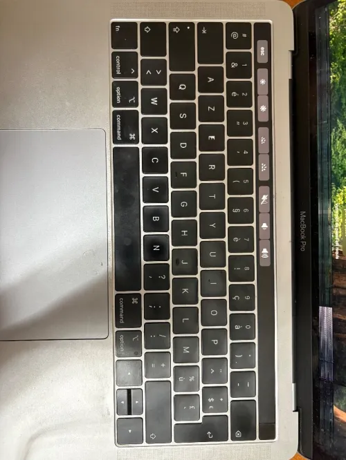 MacBook Pro 2019 Touch Bar fissuré