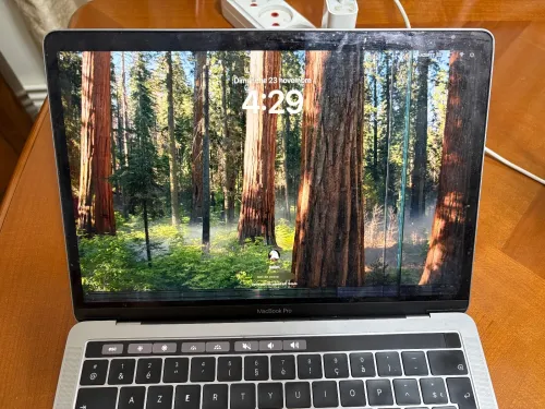 MacBook Pro 2019 Touch Bar fissuré