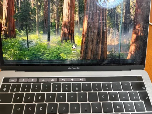MacBook Pro 2019 Touch Bar fissuré