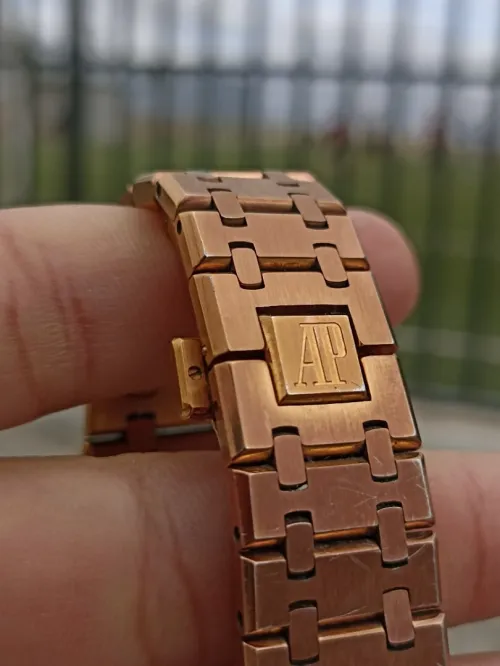 الساعة المصنفة عالميا فوق ساعة الرولاكس AUDEMARS PIGUET ROYAL OAK 