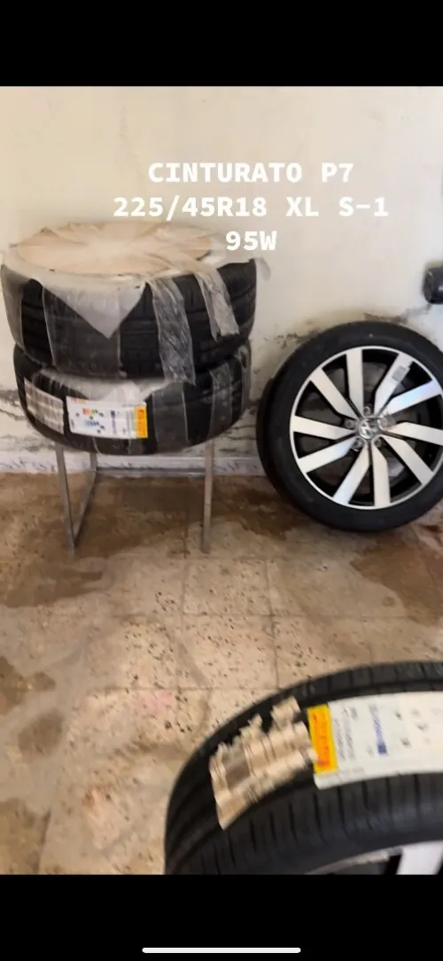 4 Pneus PIRELLI avec Jantes Volkswagen 