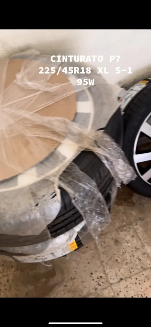 4 Pneus PIRELLI avec Jantes Volkswagen 