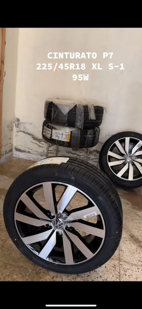 4 Pneus PIRELLI avec Jantes Volkswagen 