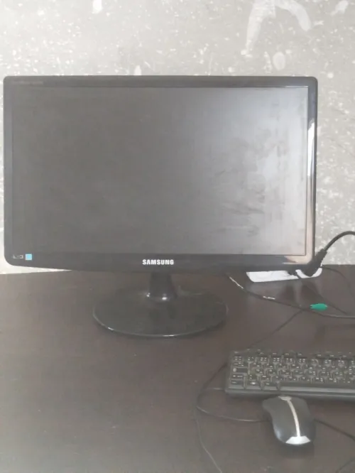 Moniteur Samsung + unité centrale LG + bureau + chaise
