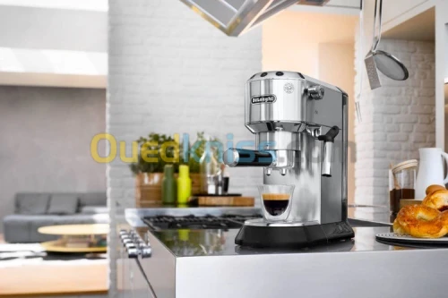 Machine a café delonghi cafetière 15 bars Dedica STYLE ESPRESSO CHROMÉ EC685.M