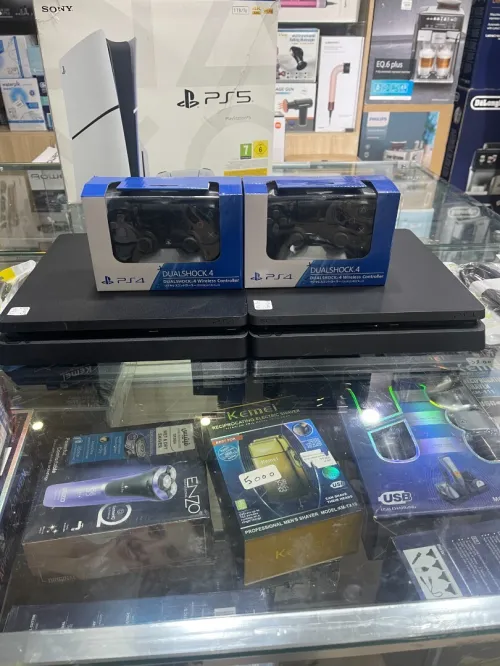 Ps4 slim version 13,04 et 13,50 européenne etat 9/10 500gb manette neuf