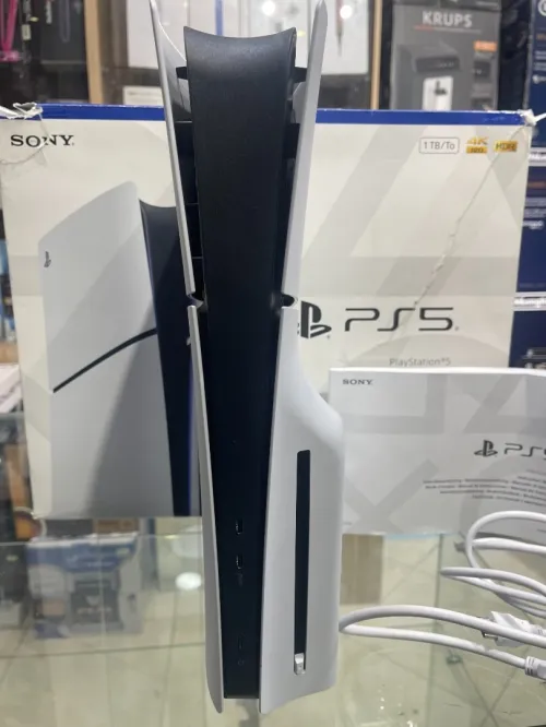 PS5 slim 1to européenne version 12.70 etat 10/10 avec boite , manette original