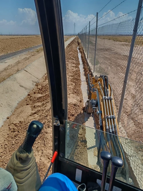 للكراء Location de Mini Pelle avec déplacement dans 58 wilayas Nous mettons à votre disposition une mini pelle avec chauffeur expérimenté, idéale pour tous vos travaux.