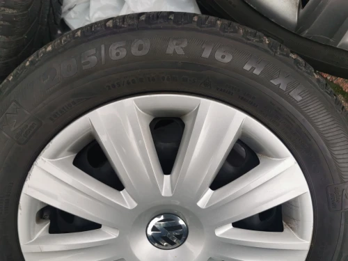 Jantes tôle + enjoliveur VW d'origine + pneu