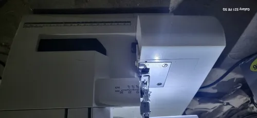 2 machine a coudre surjeteuse 