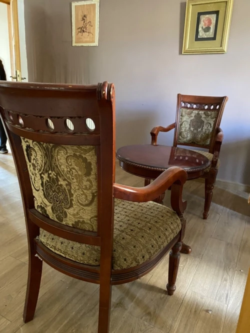 2 chaises , table ronde