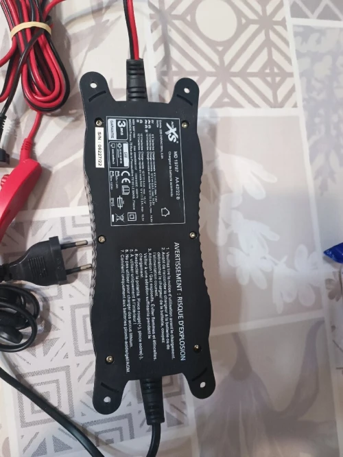 chargeur de batterie intelligent pour voiture et moto de marque XS Auto, modèle MD19787.