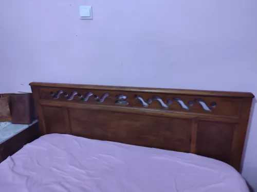chambre a coucher + bibliothèque et table salon a manger