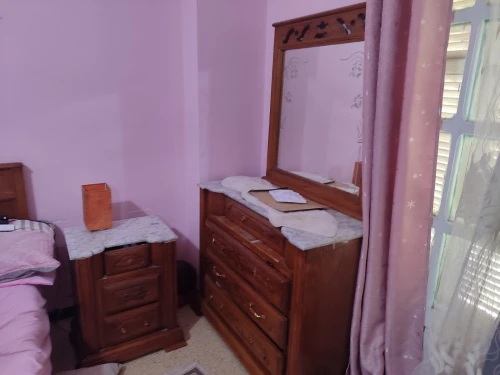 chambre a coucher + bibliothèque et table salon a manger