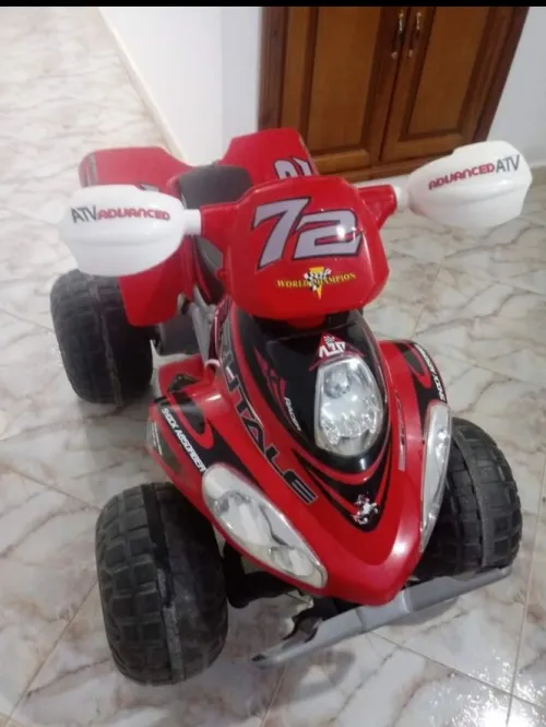 Un quad électrique rouge pour enfant