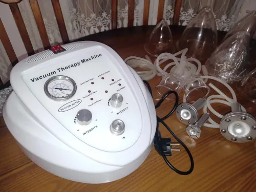 Vacuum therapy machine 