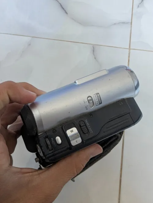 0للبيع كاميرا فيديو كلاسيكية رقمية من ماركة Samsung (الموديل  VP-D351 PAL)، تعمل بأشرطة MiniD الكاميرا تعتبر صيداً ثميناً  لهواة تصوير الـ Vintage ، صناع المحتوى، أو لعشاق جمالية