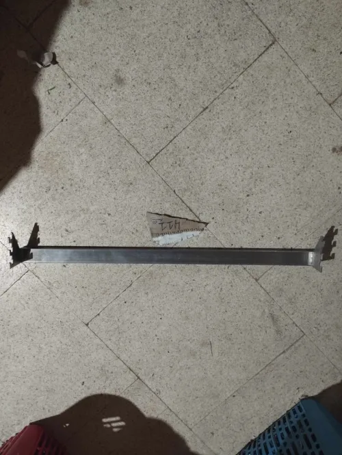 Barre en inox 60 cm pour mur de magasin Disponible à bonne état