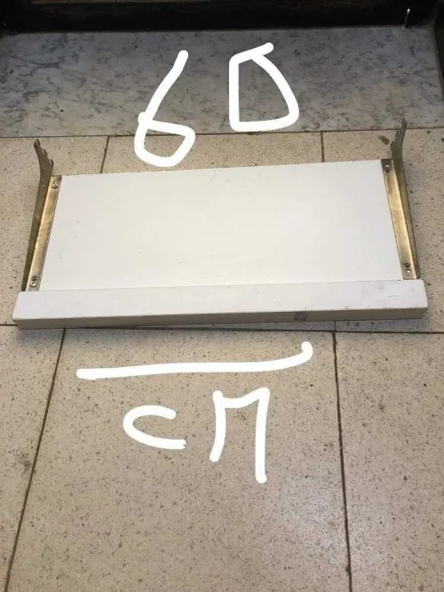 Barre en inox 60 cm pour mur de magasin Disponible à bonne état