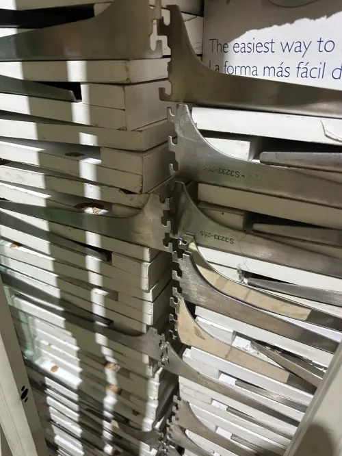 Barre en inox 60 cm pour mur de magasin Disponible à bonne état