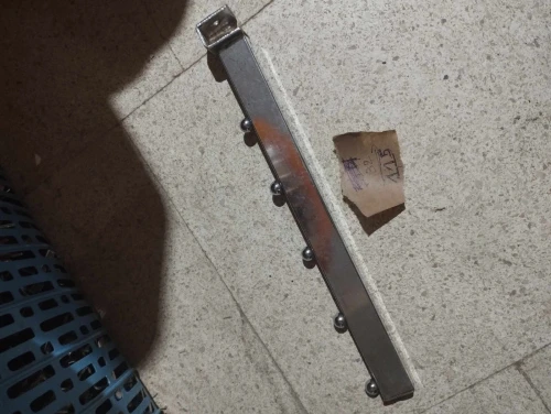 Barre en inox 60 cm pour mur de magasin Disponible à bonne état