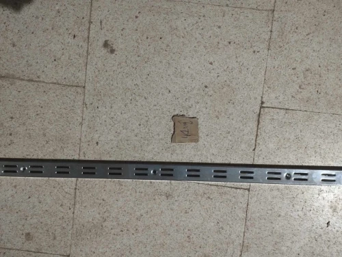 Barre en inox 60 cm pour mur de magasin Disponible à bonne état