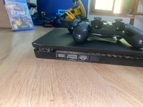PlayStation 4 slim 