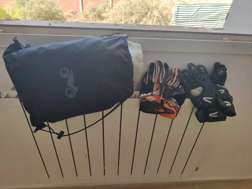 Vestes + gants de motard + bâche scooter + porte valise 