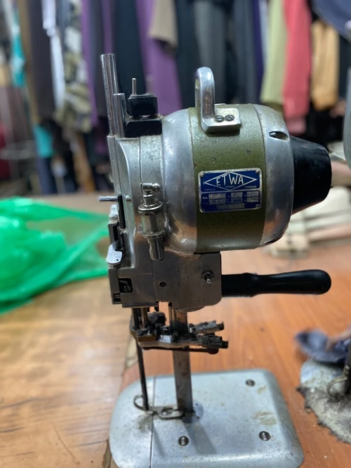 ماكينات خياطة و ملابس للنساء و أقمشة