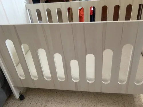 Lit de bébé utilisé en bois hêtre de bon qualité 