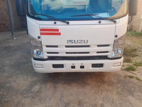 Isuzu NPR 2025