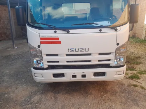 Isuzu NPR 2025