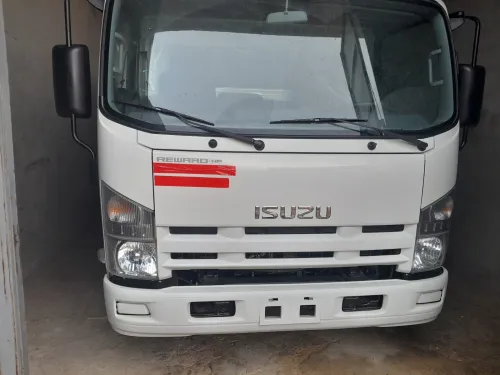 Isuzu NPR 2025