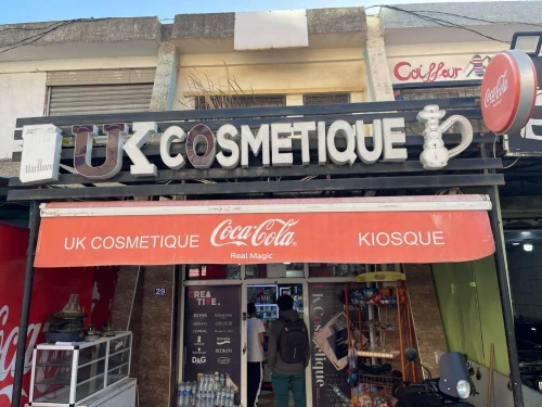 Vente vitrine et contoir d'exposition cosmétiques 