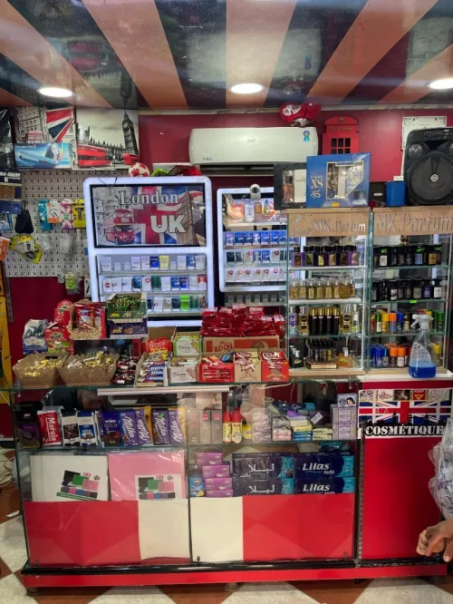 Vente vitrine et contoir d'exposition cosmétiques 