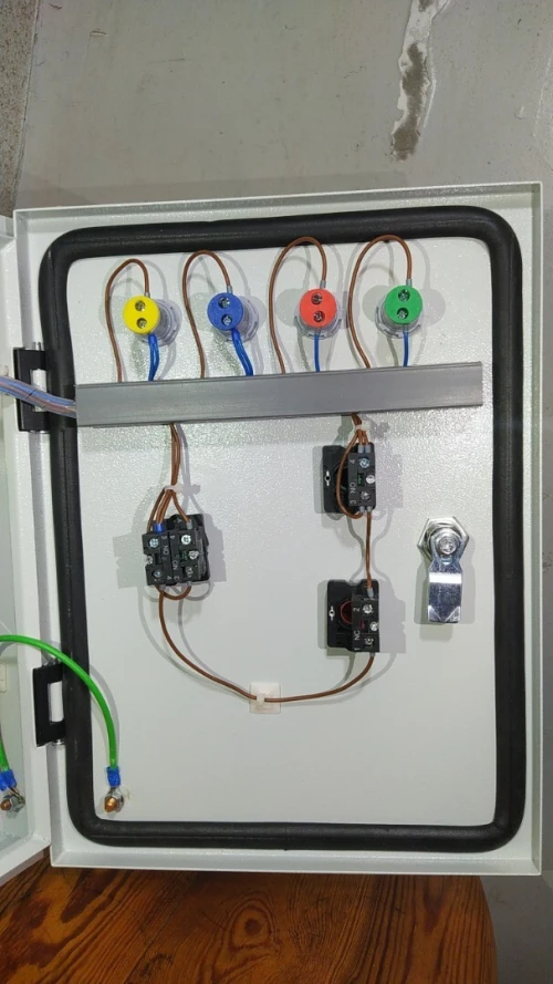 Armoire électrique de commande pour pompes AUTO / MANUEL   خزانة كهربائية للتحكم في المضخات  AUTO / MANUEL