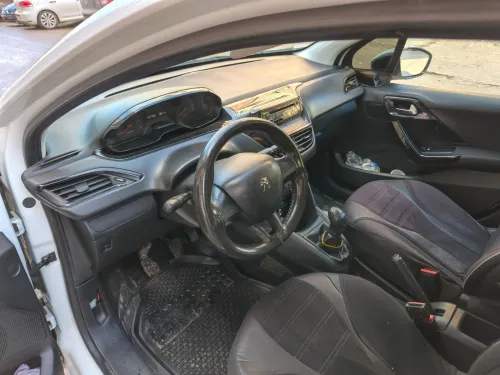 Peugeot 208 2015 Silver Line
