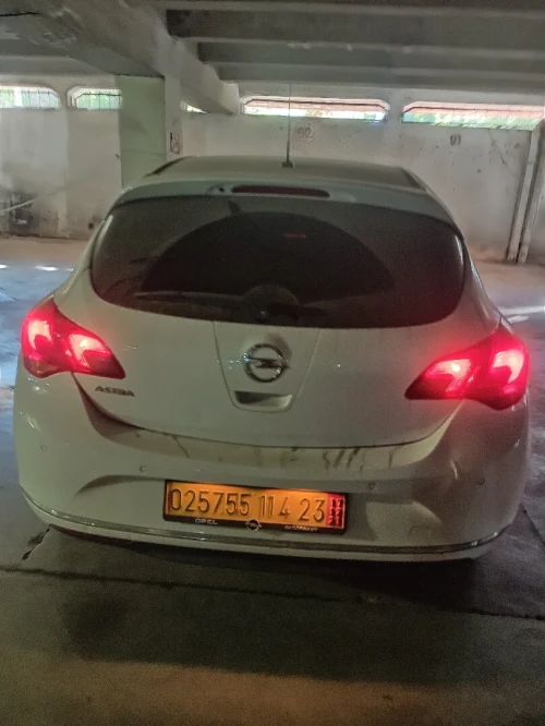 Opel Astra 4 portes 2014 Astra 4 portes