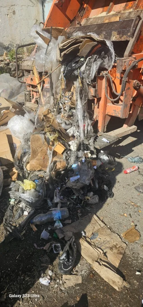 Enlèvement des déchets   des ordures transport camion poubelle benne