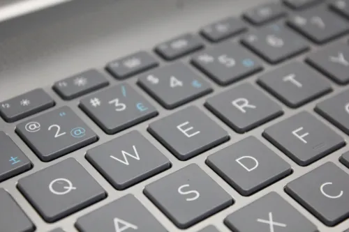 HP LAPTOP 17 I5-1235U 8GB 256GB SSD 17 FHD