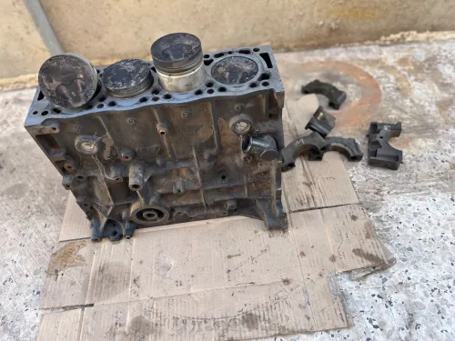 Bloc moteur la 7 cv 1.9 d partner nouveau avec pistons 83.50