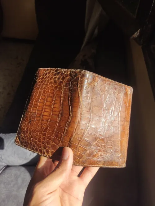 Portefeuille en cuir véritable, importé de Belgique. bon état