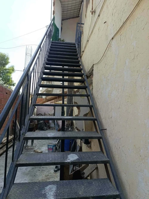 Escalier métallique - درج حديدي