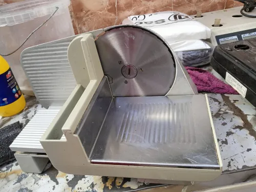 منشار كهربائي لتقطيع اللحم