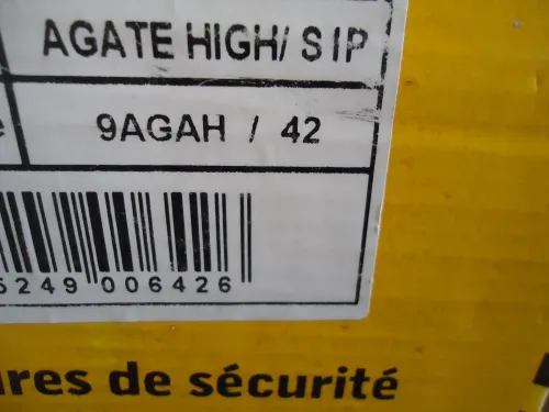 une paire de chaussure de sécurité