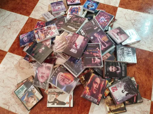 vends un lot de DVD Films 120 à 130 DVD